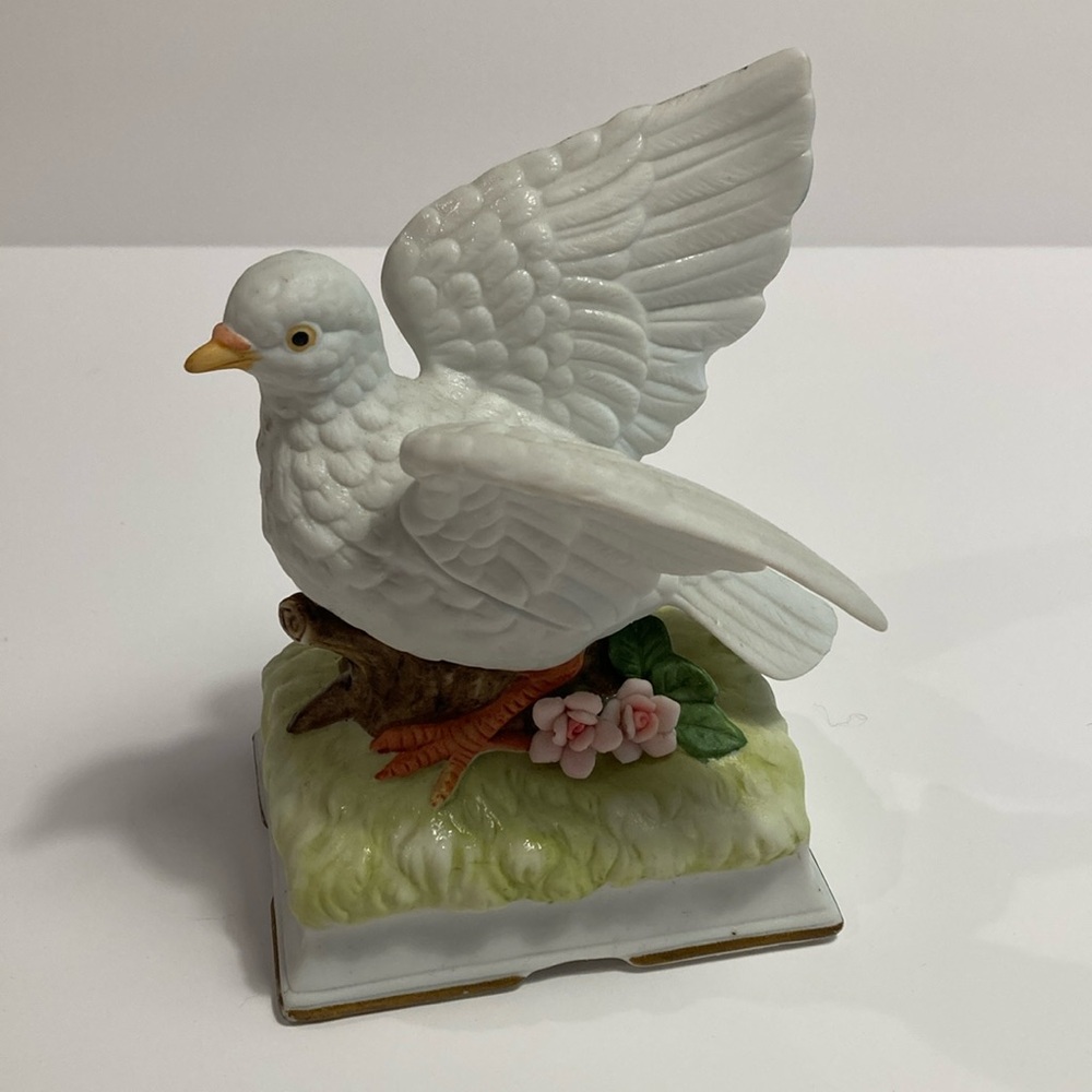 Towle Fine Porcelain White Dove Wind Up Music Box Decor‎